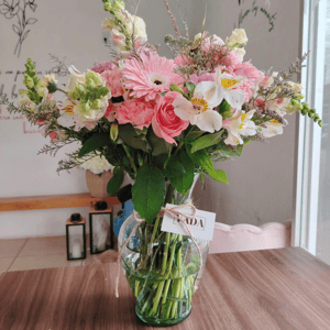 Arrangement 'Mixed flowers in pink tones'