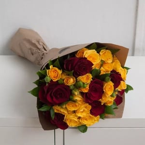 Mazzo 'Bouquet di rose spray rosse e gialle'