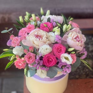 Hat box with flowers 'Bergerac'