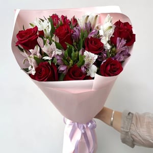 A mixed bouquet of 7 red roses and 8