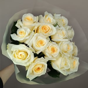 Blumenstrauß '15 weiße cremefarbene Rosen in einer matten Folie'