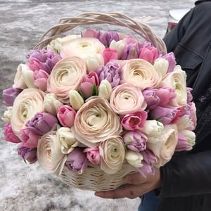 Cesta de flores 'Luxurious bouquet in a basket'