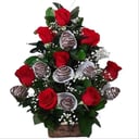 Arrangement von Erdbeeren mit Schokolade und Rose