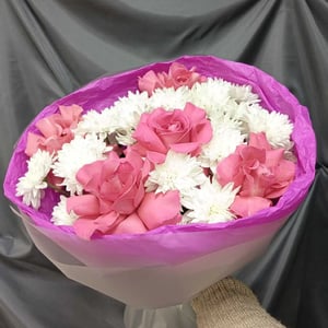 Un ramo vibrante de crisantemos y rosas