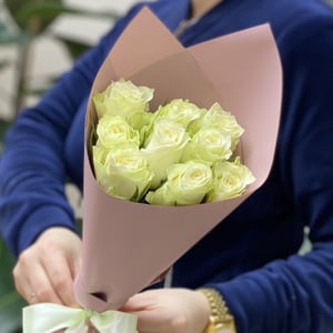 Bouquet '9 white roses with decoratio'