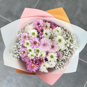 Colorful bouquet of daisies