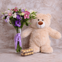 Sweet moments: Cymbidiums, Freesia and Lisianthuses