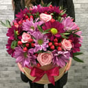 Hat box with flowers 'Emilia'