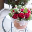 Hat box with flowers 'Red roses in a box'