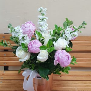 Hat box with flowers 'Milady'