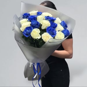 Bouquet of blue and white roses