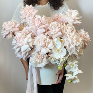 Hat box with flowers 'Shimmer'