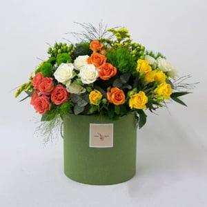 Hat box with flowers 'Green composition with roses'