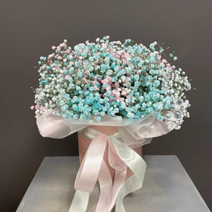 Hat box with flowers 'Rainbow surprise'