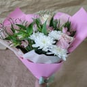 Blumenstrauß mit Rosen und Alstroemeria