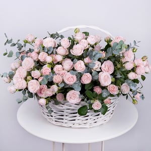 Panier de roses branchues de pivoine