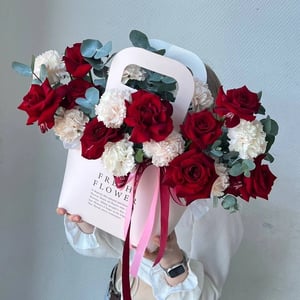 Hat box with flowers 'Vibrant purse with roses and carnations.'