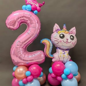 Un juego de globos con un gato y el número 2 (aerodiseño)