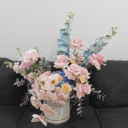 Hat box with flowers 'Delphinium Blu pink orchid'