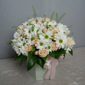 Hat box with flowers 'Spring bouquet'