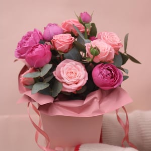 Caja de flores 'Taza rosa'