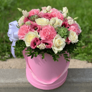 Hat box with flowers 'Flowers in a box "Bliss"'