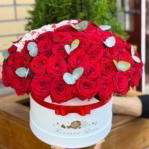 Blumenarrangement 'Schachtel mit Rosen'