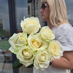 Blumenstrauß aus sieben weißen Rosen