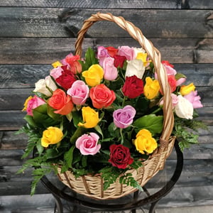 Flower basket 'Basket with 51 roses mix'