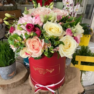 Hat box with flowers 'Noble taste'