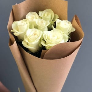 Bouquet 'Compliment of 7 white Kenyan roses'