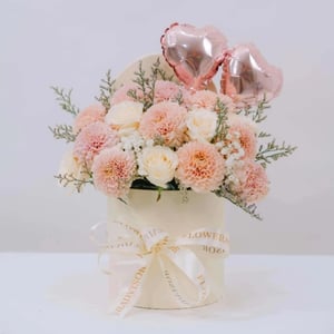 Hat box with flowers 'Dewkissed Harmony'