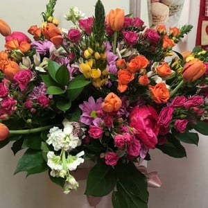 Hat box with flowers 'Echo'