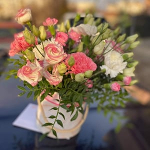 Hat box with flowers 'Expression of feelings'