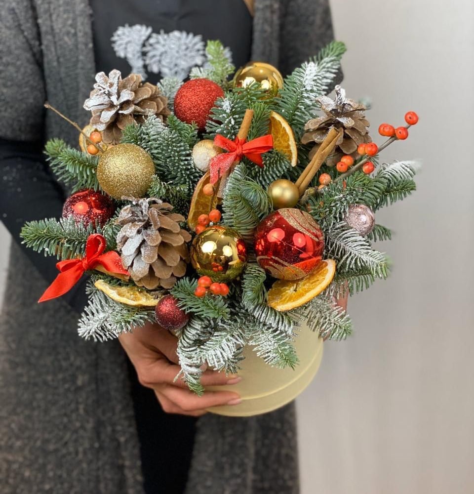 Hat box with flowers 'Orange sun'