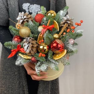 Hat box with flowers 'Orange sun'