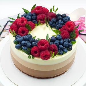 Pastel de tres chocolates de 1,5 kg con bayas