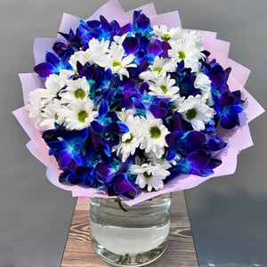 Яркий букет с орхидеей космос из хризантем