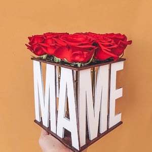 Blumenarrangement 'Roses in a wooden box'