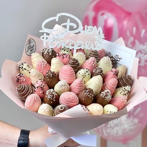 Bouquet of strawberries in chocolate "Montrouge" M