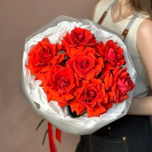 A monovarietal bouquet of scarlet French roses (251)