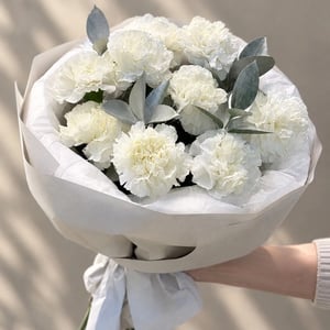 Bouquet de 9 œillets blancs avec du ruscus