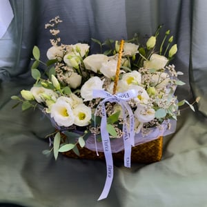 Flower basket 'White Lisianthus'