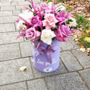 Hat box with flowers 'Purple dream'