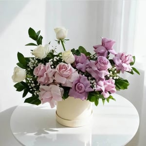 Hat box with flowers 'Veronica'