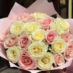 Bouquet "Zephyr", 21 roses, 50 cm tall