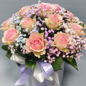 Bouquet de roses roses dans une boîte à chapeau