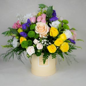 Hat box with flowers 'Mix in a box'