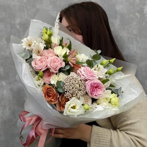 Composite bouquet in delicate colors