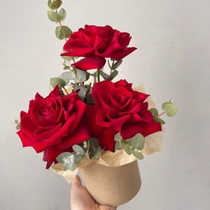 Hat box with flowers '3 French roses in a box'